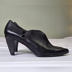 ✨ Tahari Paco Black Leather Pointed Toe Button Booties Size 8.5 ✨ Quiet Luxury